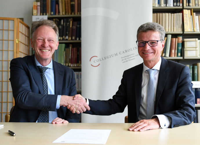 Wissenschaftsminister Bernd Sibler (r.) mit Prof. Dr. Martin Schulze Wessel bei der Unterzeichnung der Zielvereinbarung