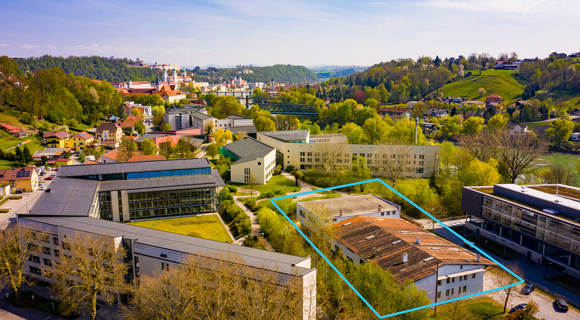 Ehret-Grundstück (blaue Markierung), eingerahmt von der Juristischen Fakultät (l.), der Fakultät für Informatik und Mathematik (o.) und dem IT-Zentrum (r.) der Universität Passau